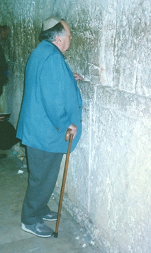 Leon Askin an der Klagemauer in Jerusalem